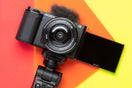 camara sony, con fondo amarillo rosa y naranja