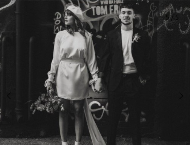 Mythos B&W Presets - Pareja en entorno urbano con graffiti, estilo editorial blanco y negro